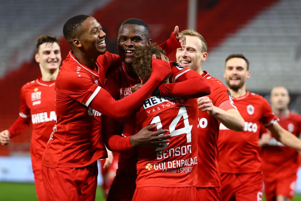 Pemain Royal Antwerp merayakan gol di Liga Pro Belgia. 